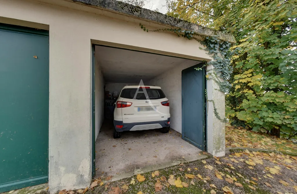 Garage - Bright 3-Bedroom Apartment with Balcony in Auxerre