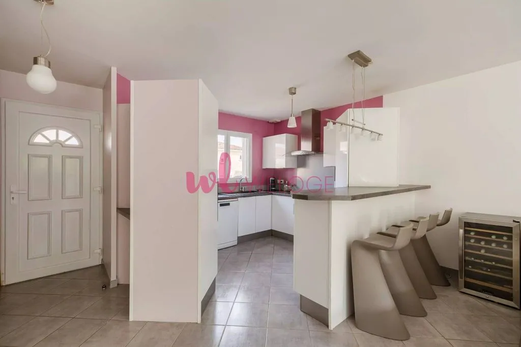 Cuisine - Maison Contemporaine avec Piscine à Genas