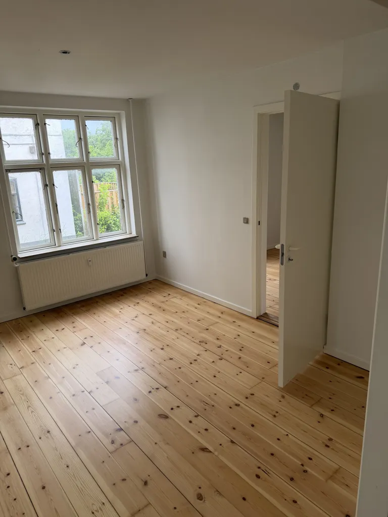Pièces - Apartment with Balcony in Senior-Friendly Area