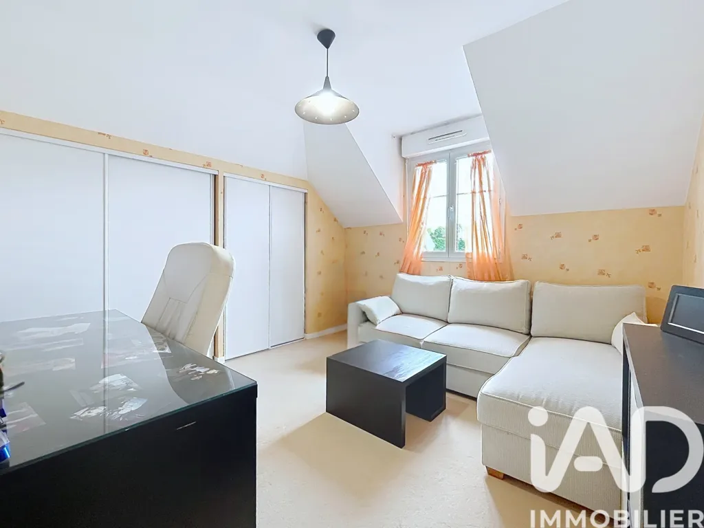 Bedrooms - Duplex Apartment with Terrace in Emerainville
