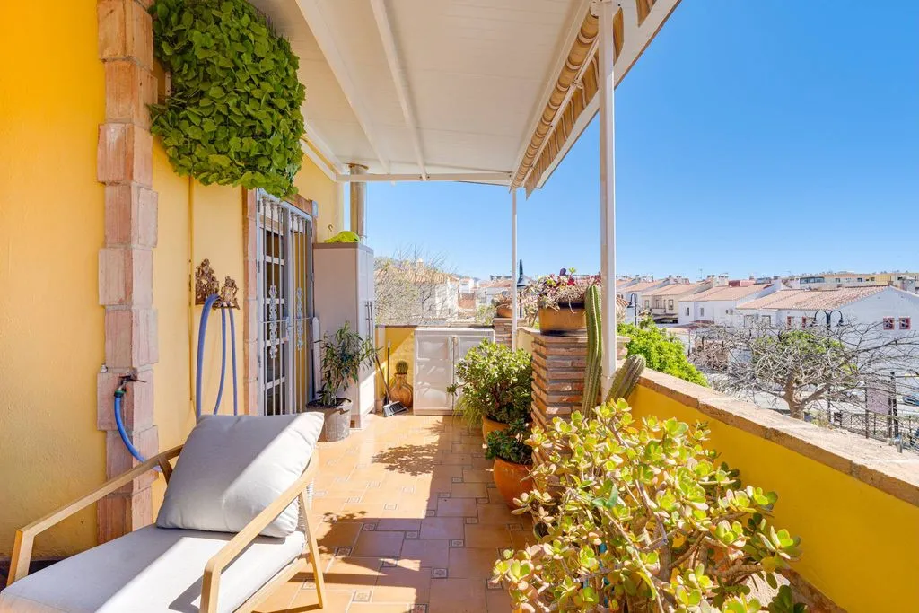 Balcon - Corner Semi-detached with Pool in Las Lagunas