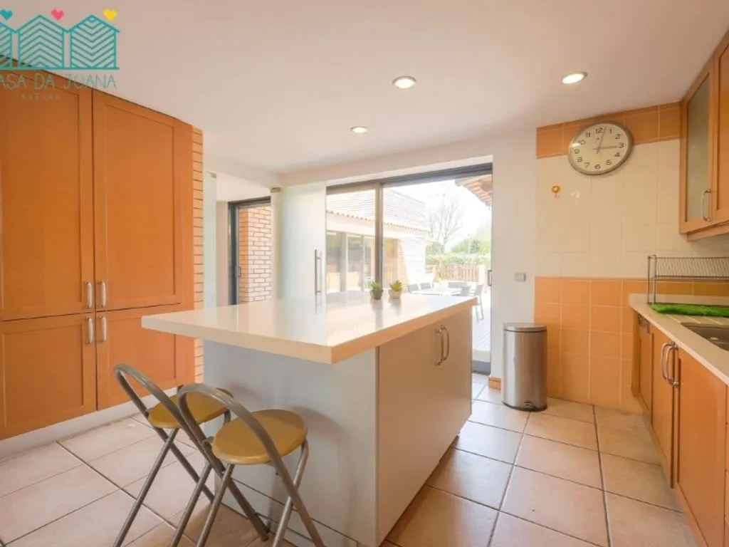 Cuisine - Luxury Villa with Pool in Aveiro