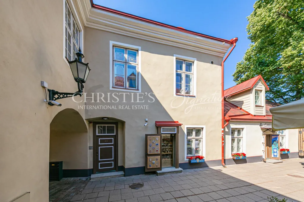 Jardín - Historic 4-Bedroom Flat in Tallinn City Centre