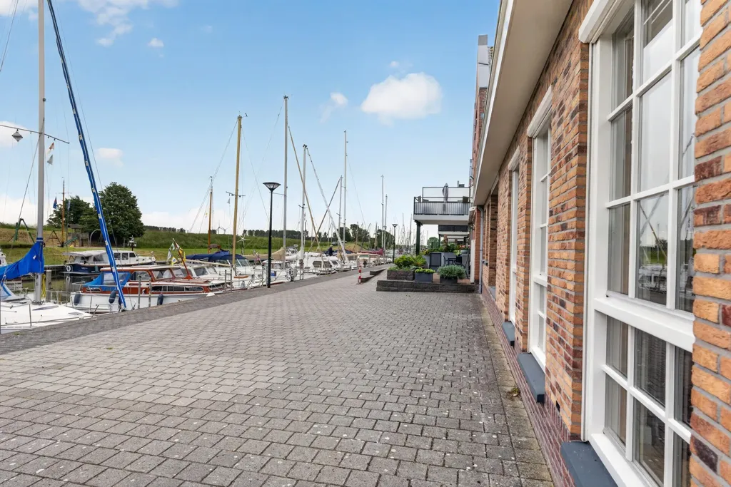 Garden - Half-Freestanding House with Harbour View in Oude-Tonge