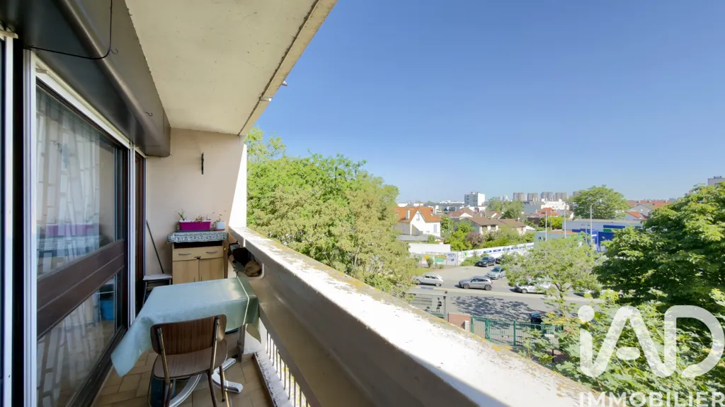 Balcone - 3-Bed Apartment with Balcony in Nanterre