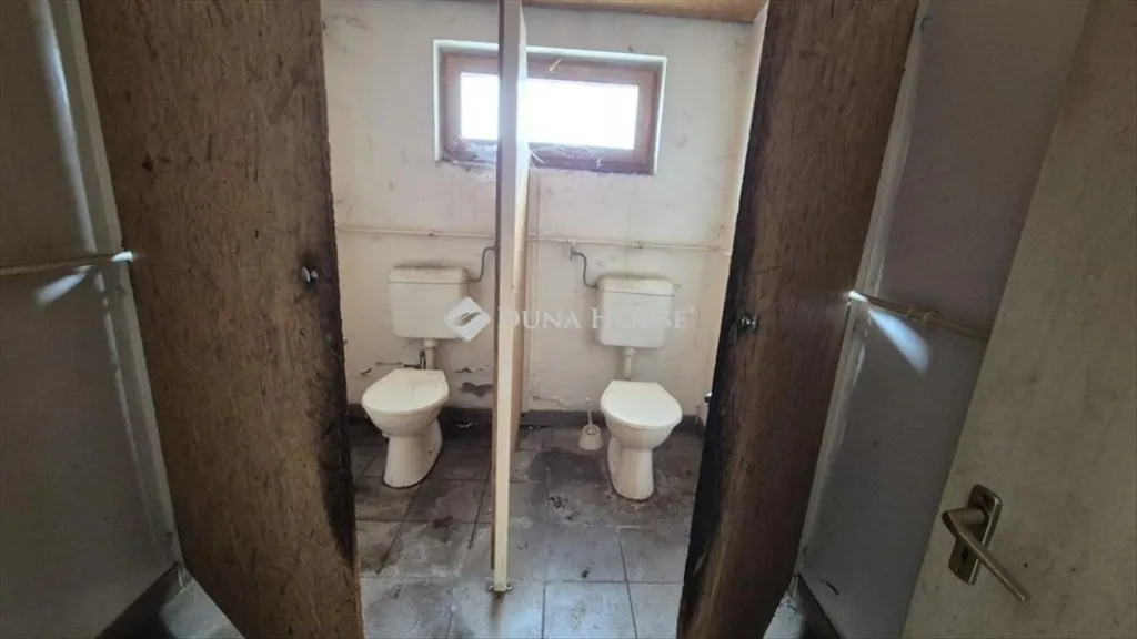 Bathrooms - Warehouse for Sale with Yard in Kecskemét