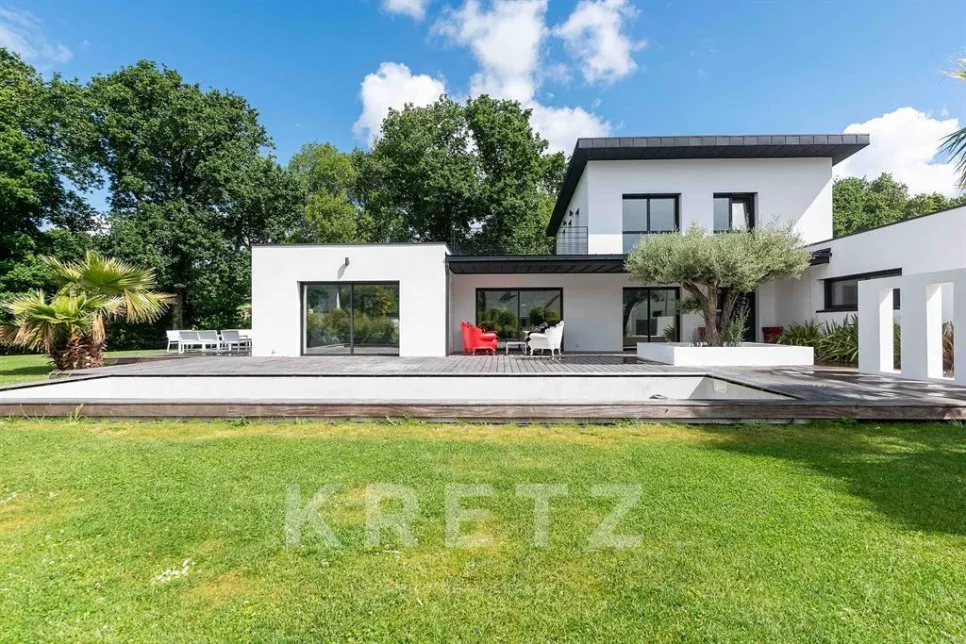 Välivaade - Contemporary House with Pool near Golf Course