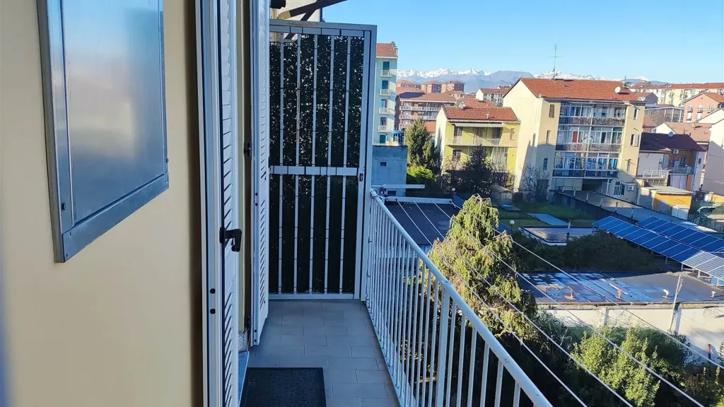 Balcon - Brightly Laid-out Flat with Balcony in Moncalieri