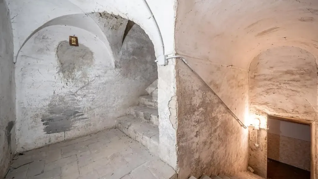 Pièces - Historic Castle with 2 Ha Land in Parma