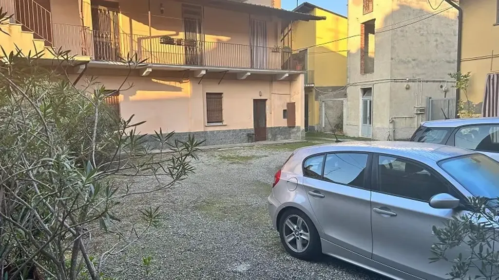 Välivaade - Terraced House with Balconies in Cesano Maderno