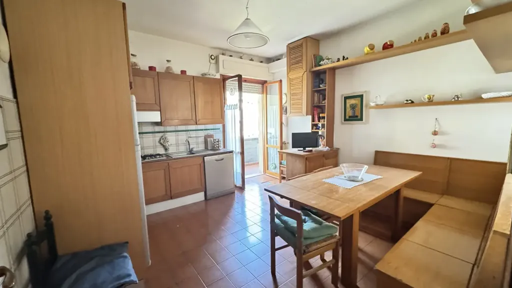 Sala da pranzo - Five-Bedroom Apartment with Garage in Prato