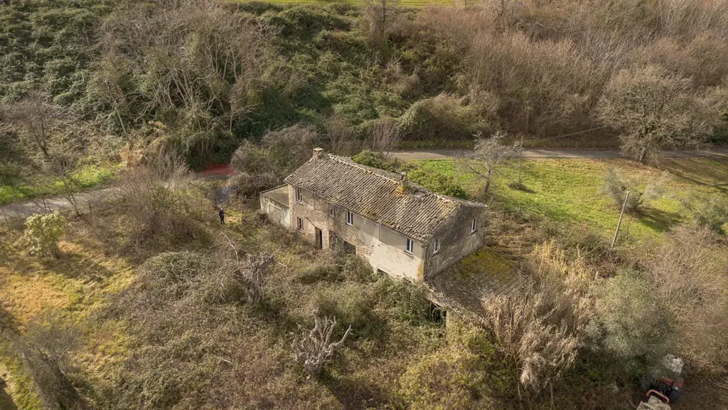 Vue aérienne - Rustic Stone Cottage with Panoramic Garden in Rosora