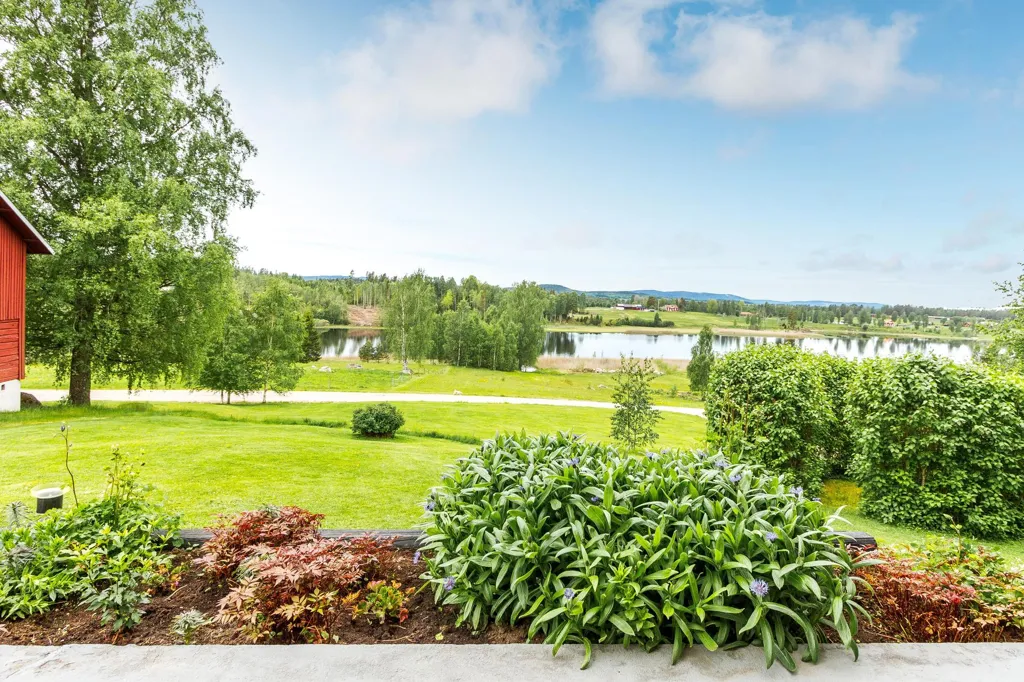 Jardin - Charming House with Lake View in Röbjörkeby