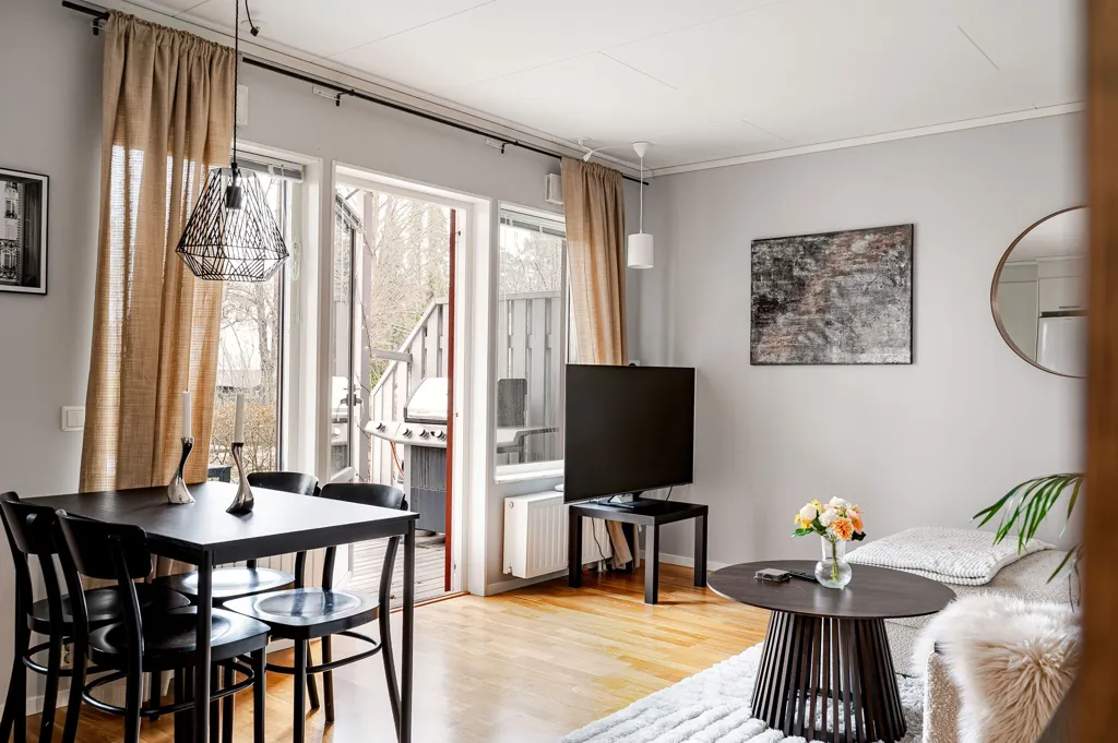 Söögituba - Apartment with Two Balconies in Segeltorp