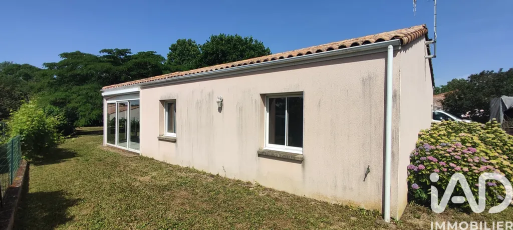 Extérieur - Maison Moderne avec Terrasse à Cherveux