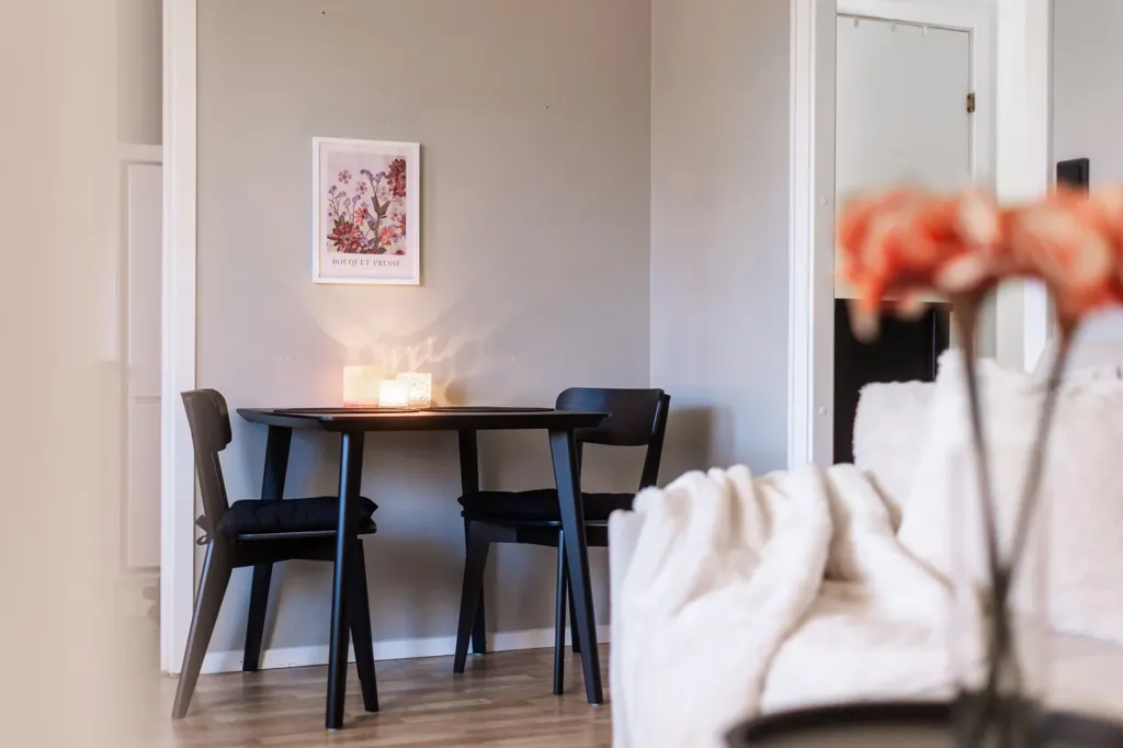 Salle à manger - Efficient Studio Flat with Balcony in Kvarnberget