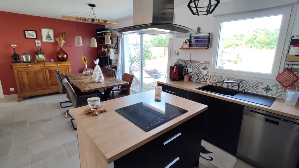 Cuisine - Maison de Plain-Pied avec Piscine à Brizambourg
