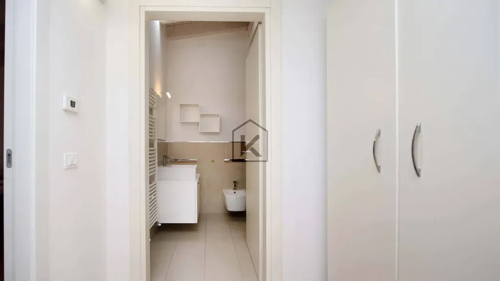 Entrée - Bright Triplex with Balcony in Milan
