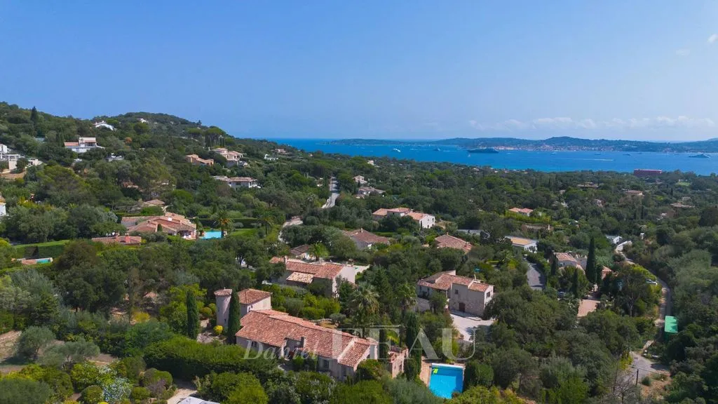 Vue aérienne - Villa Luxueuse avec Piscine à Grimaud