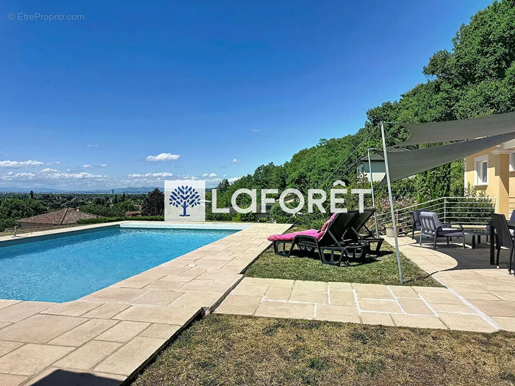Bassein - 7-Piece House with Pool in Beynost