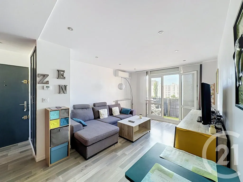 Elutuba - 3-Bed Apartment with Balcony in Corbas
