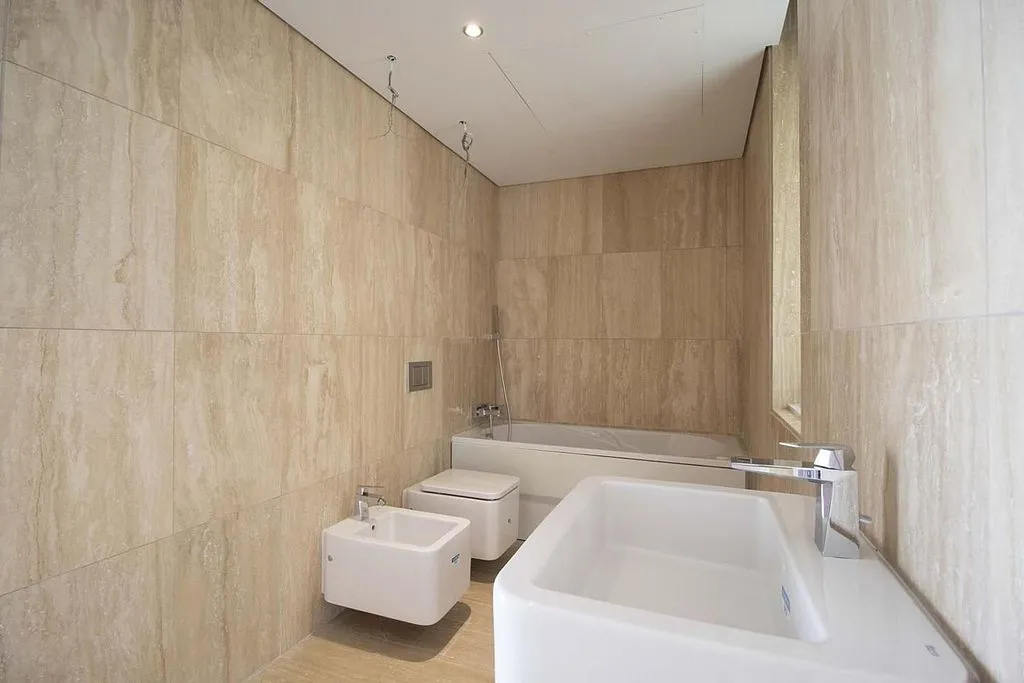 Salles de bain - Contemporary Townhouse with Pool in Ifara