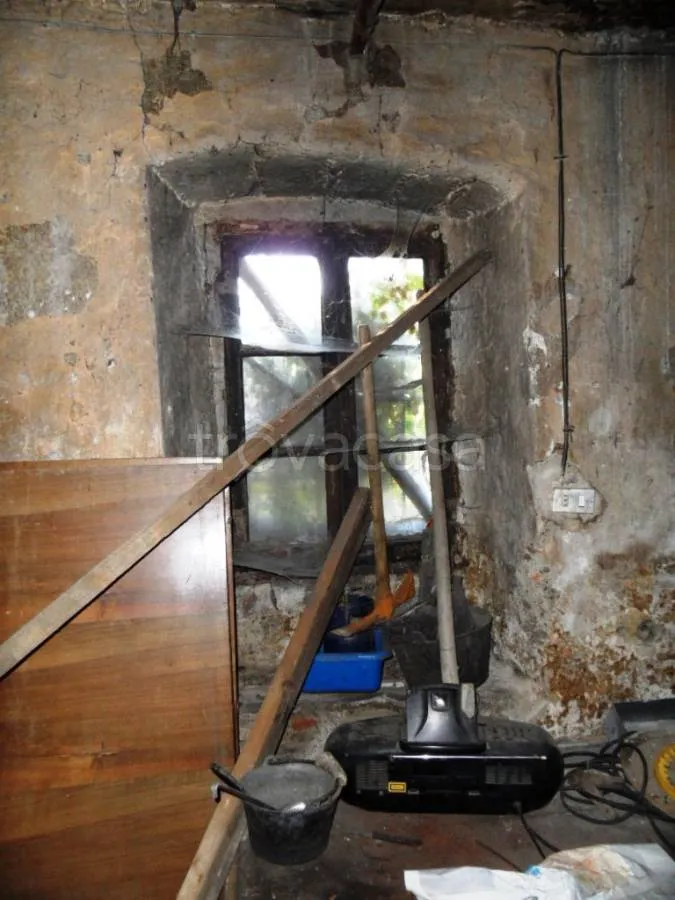Pièces - Rustic Property with Balcony in Colico