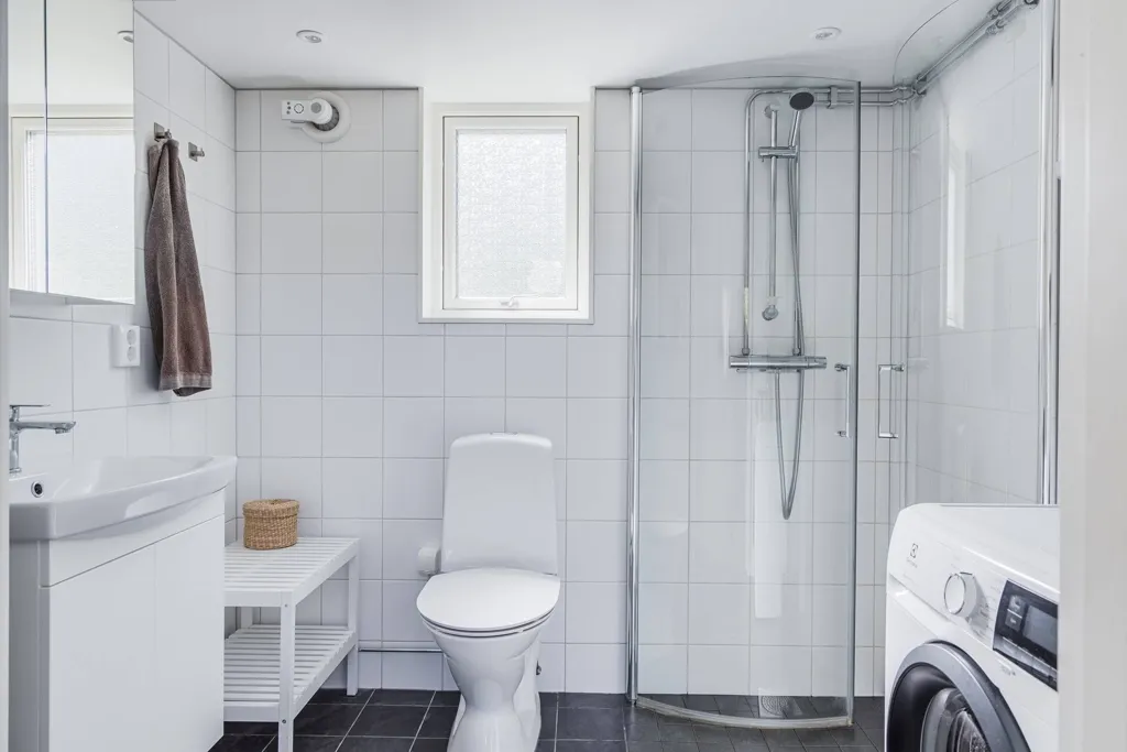 Salles de bain - Architectural Villa with Lake View in Järnevid