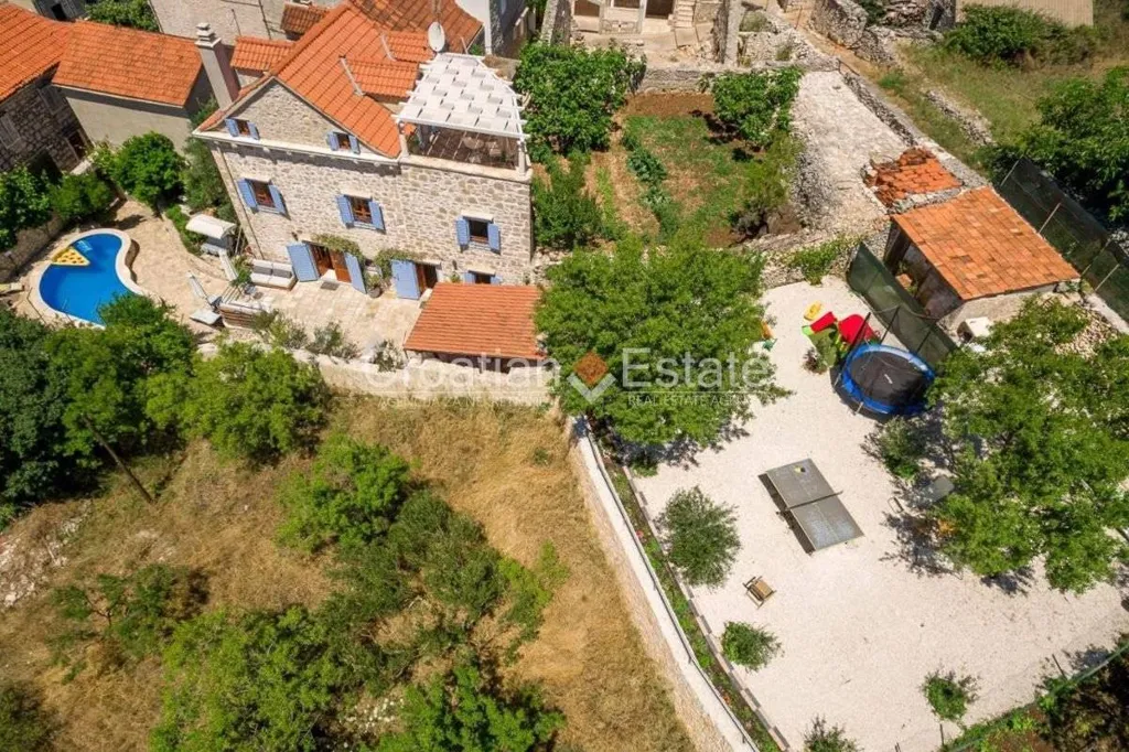 Õhuvaade - Stone House with Pool and Sea View in Postira