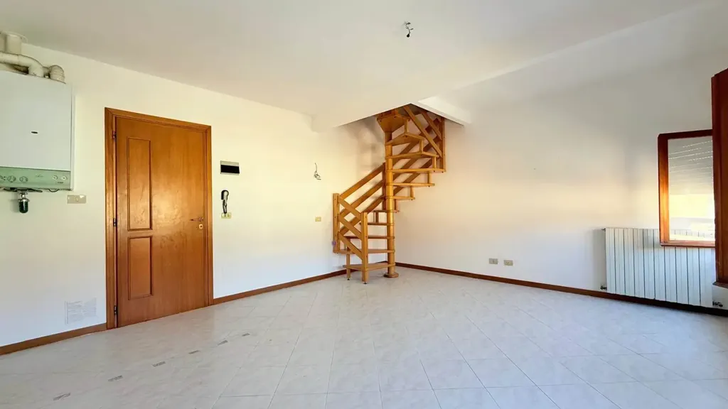 Elutuba - Two-Level Apartment with Terrace in Cecina