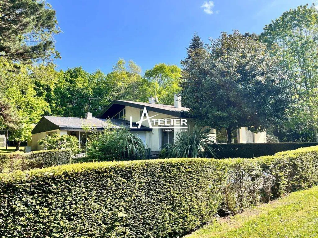 Välivaade - Spacious Property with Pool in Sautron