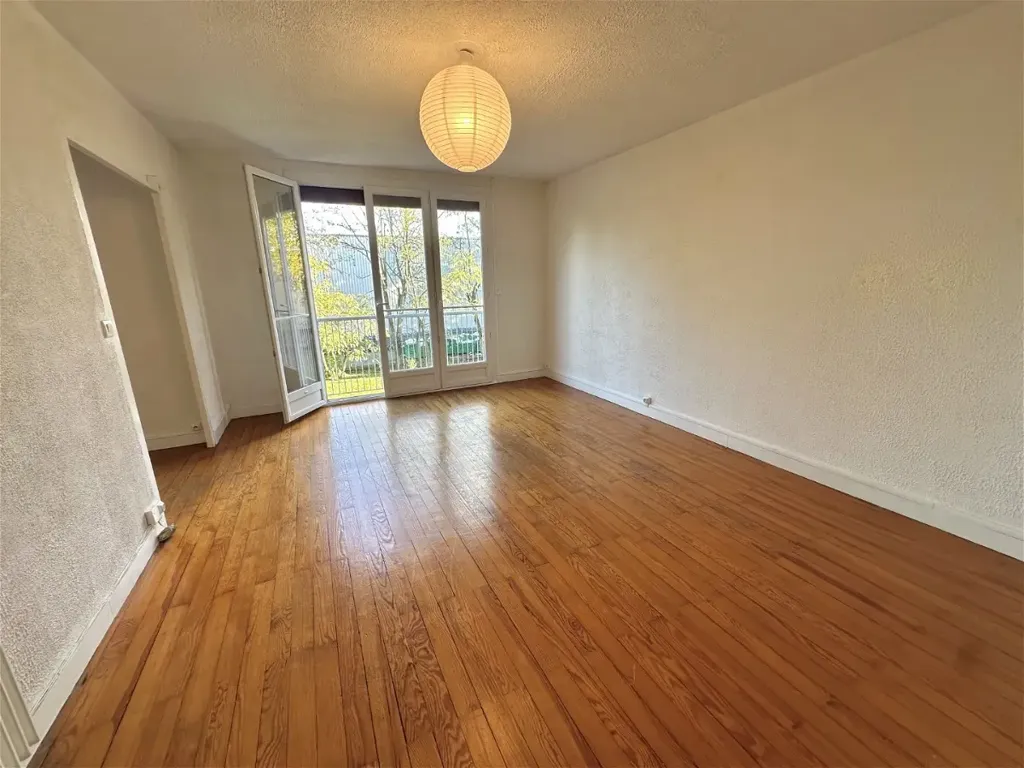 Pièces - Appartement avec Balcon au 1er Étage