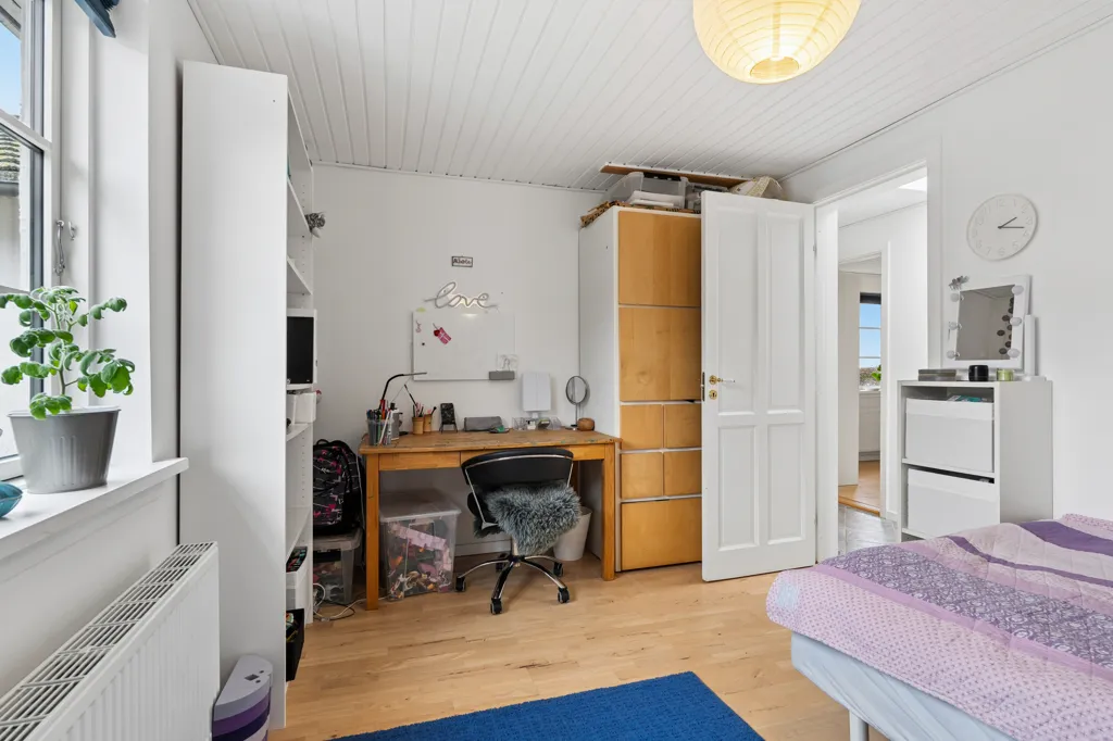 Bureau - Charming Villa with Garden in Ramløse