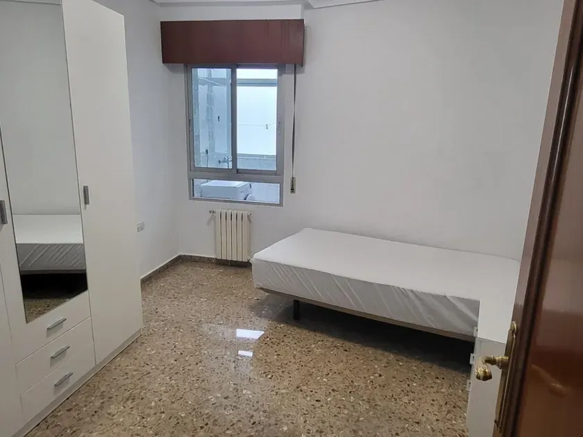 Dormitorios - Piso con balcón y ascensor en Albacete Centro