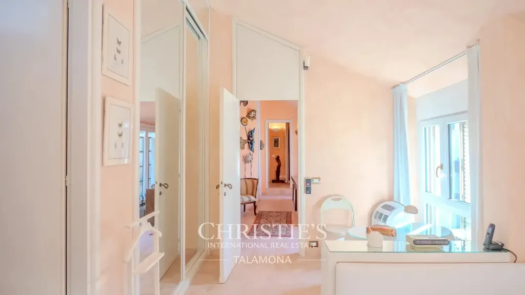 Rooms - Lakefront Villa with Private Park in Ranco