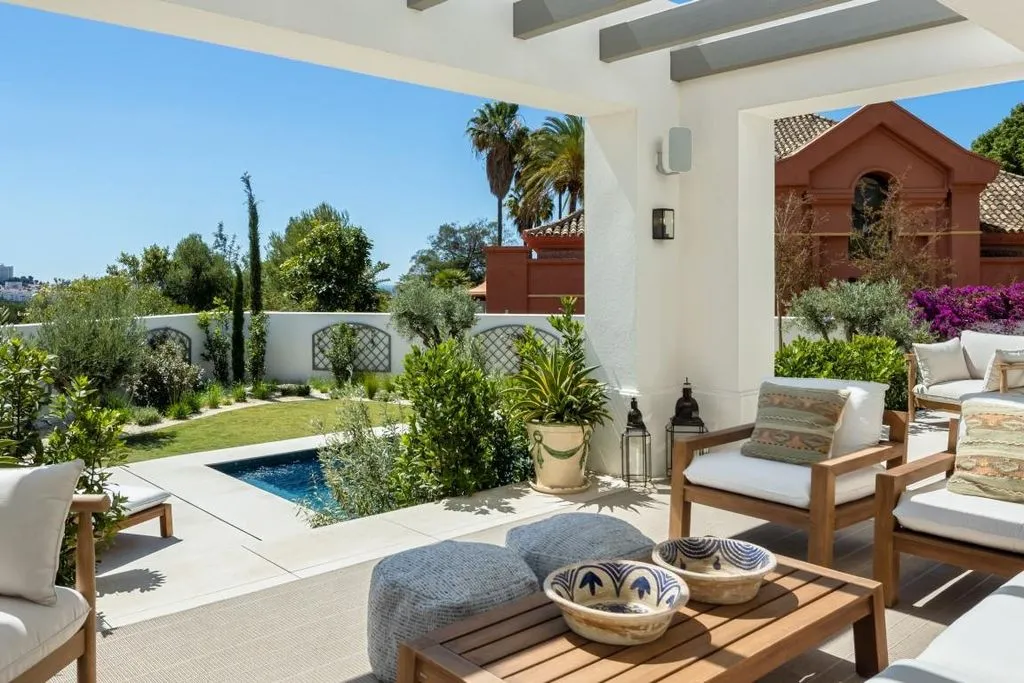 Terrasse - Mediterranean Villa with Mountain Views in Marbella