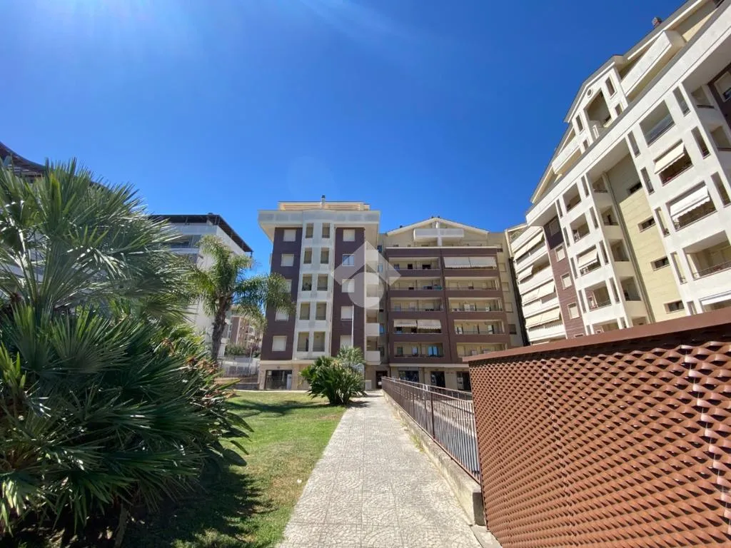 Giardino - Modern 2-Bedroom Apartment with Terrace in Luna e Sole