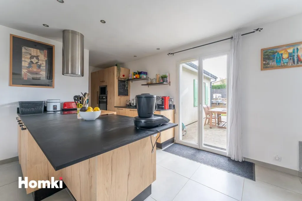 Kitchen - Family House with Pool in Montussan
