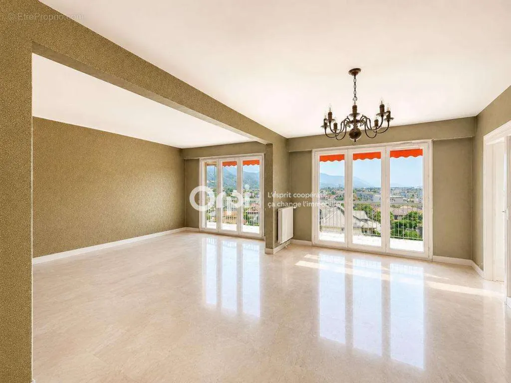 Séjour - Appartement Traversant avec Balcon à Albertville