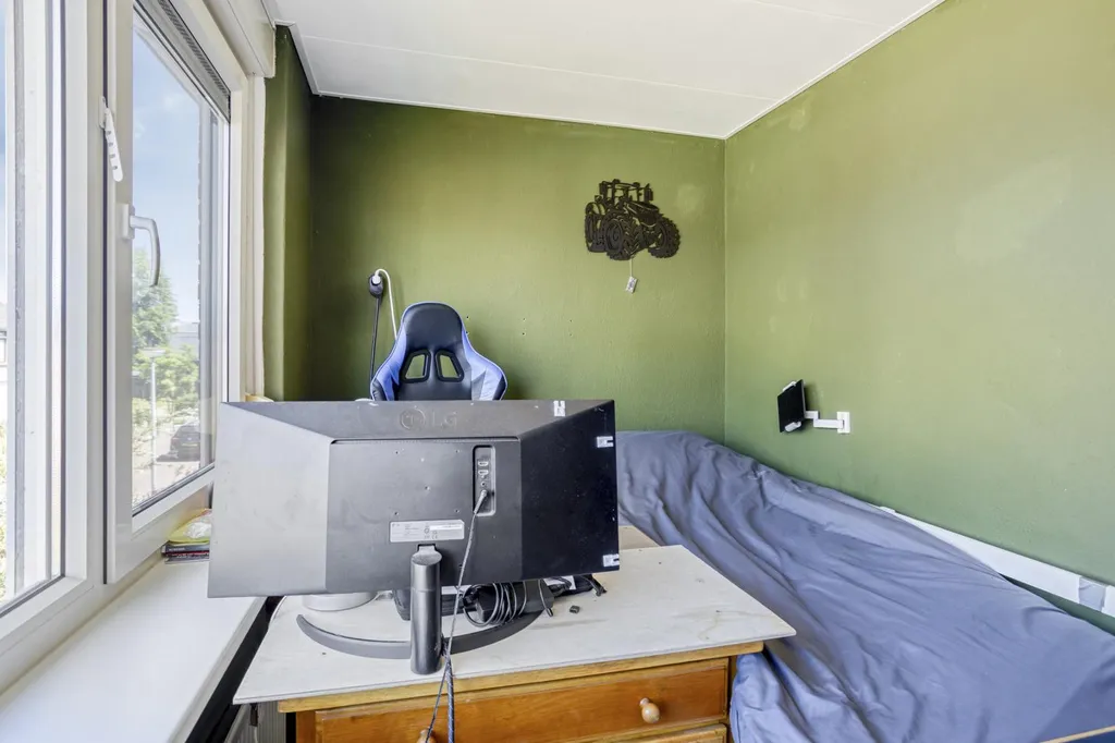 Bureau - Corner House with Solar Panels in Oude Pekela