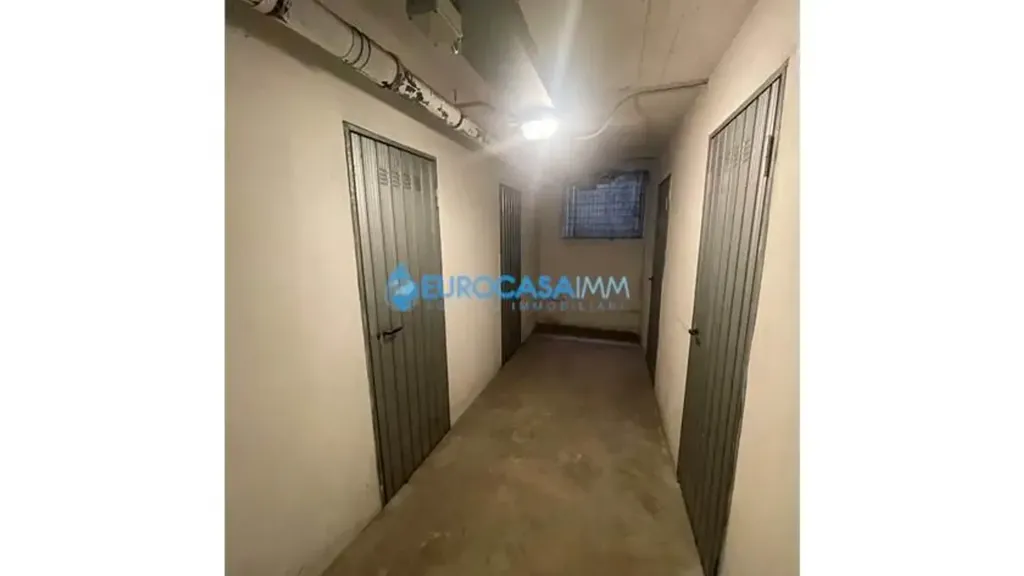 Garaaž - Spacious 2-Bedroom Apartment with Garage in Carpi