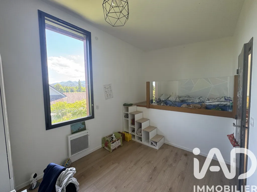 Magamistoad - Architectural House with Solar Panels in Agnos