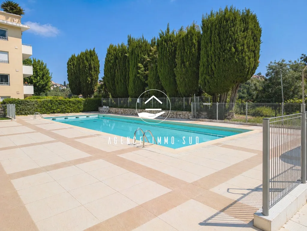 Piscine - Appartement avec Terrasse et Vue Château à Cagnes-Sur-Mer