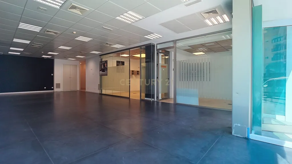 Studio - Commercial Space with High Ceilings in Avenida de Mijas