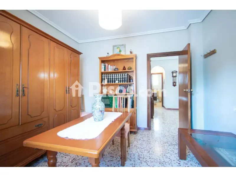 Kabinet - Chalet with Extensive Garden in Nuevo Bulevar