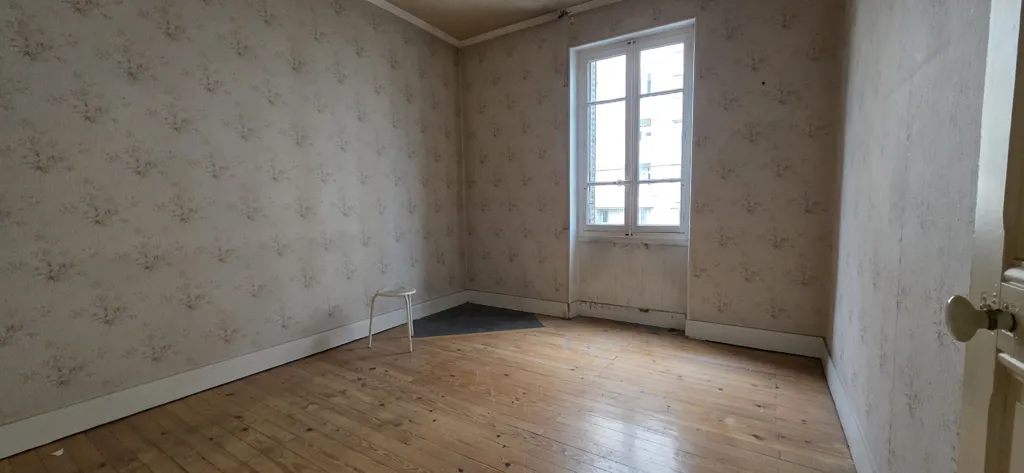 Pièces - Plateau à aménager avec parking à Paris