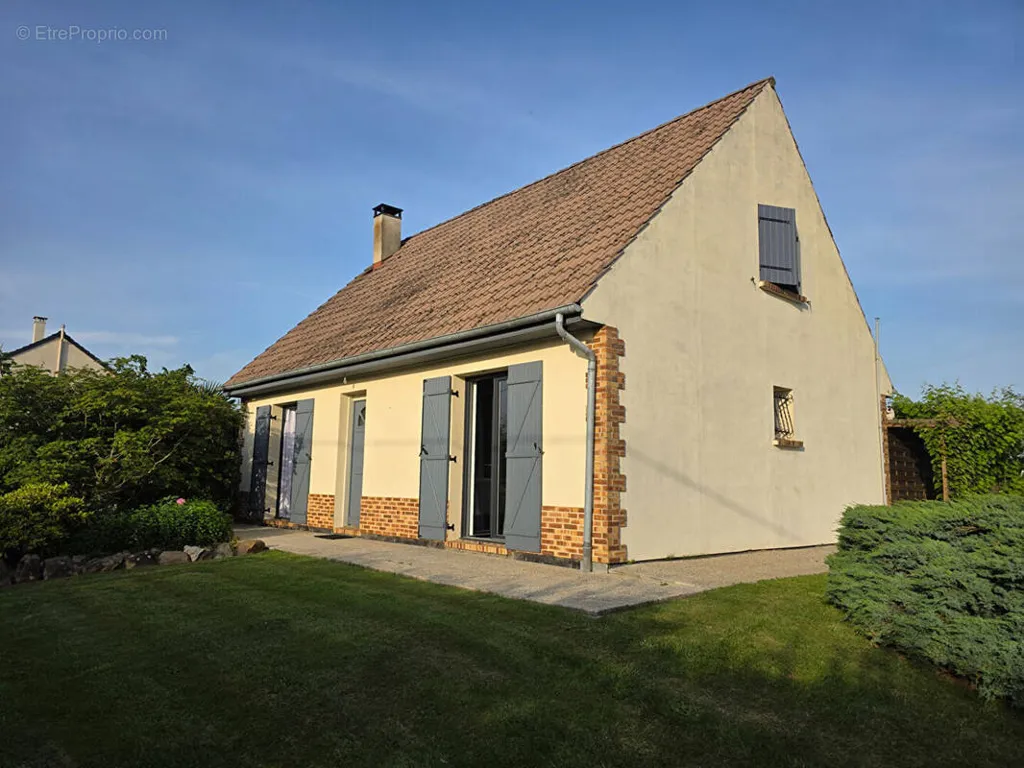 Extérieur - Maison avec Sous-sol et Garage à 15 km de Beauvais