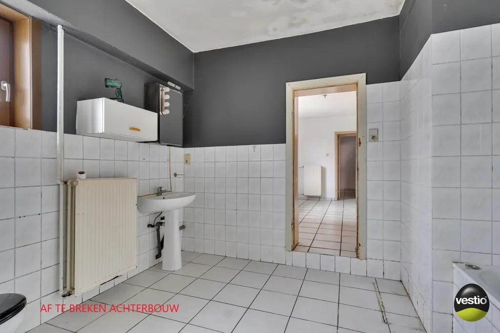 Salles de bain - Maison à rénover avec jardin au centre d'As