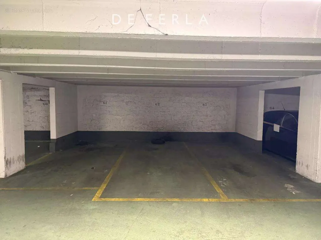 Garage - 5 Parking Spaces in Paris 15ème, Lecourbe