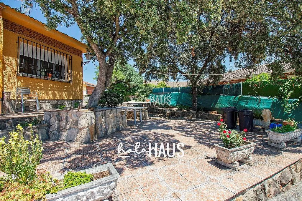 Terrace - Chalet with Pool and Terrace in Calalberche